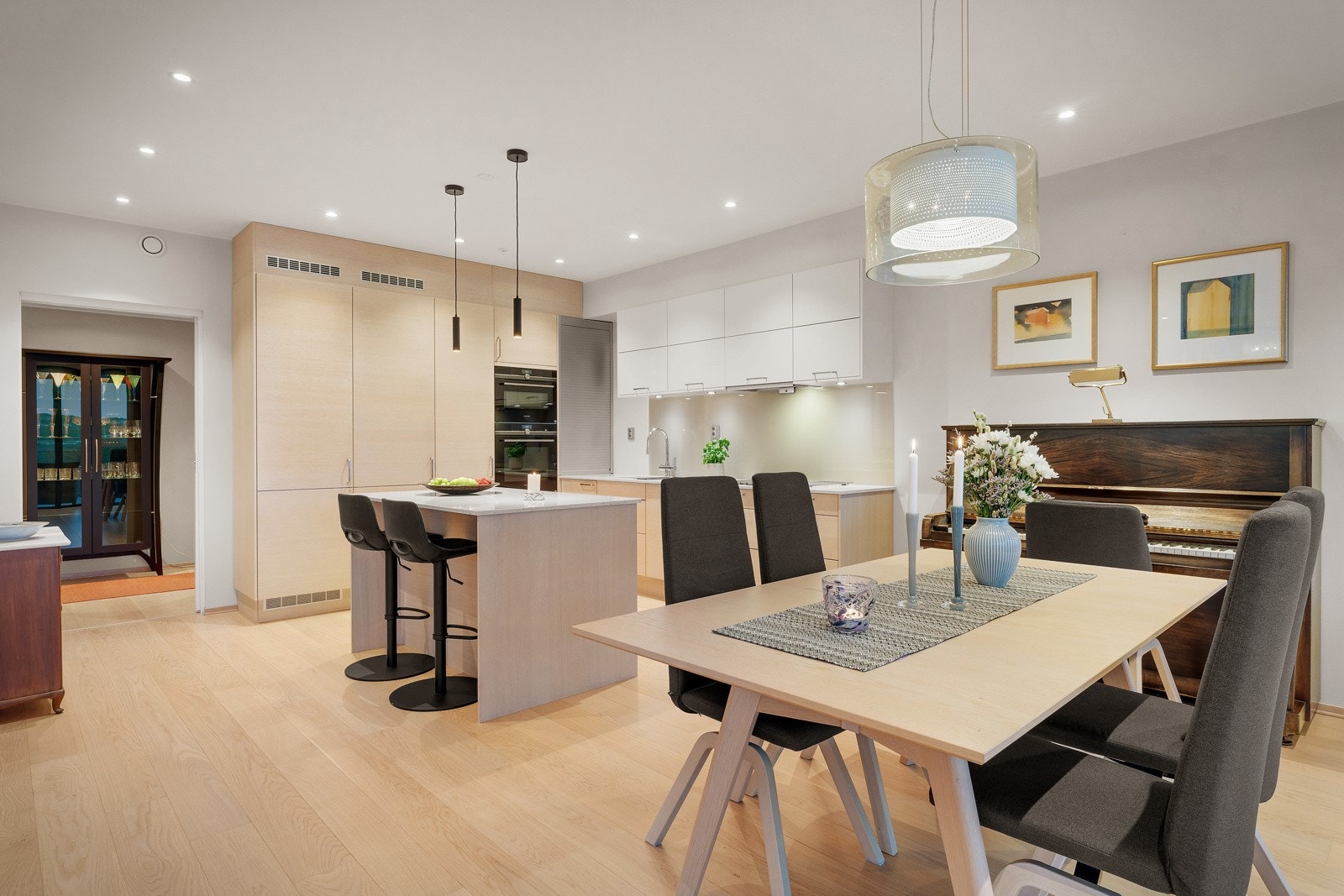 Kjøkken og spisestue i en naturlig sammenheng. Galleribilde