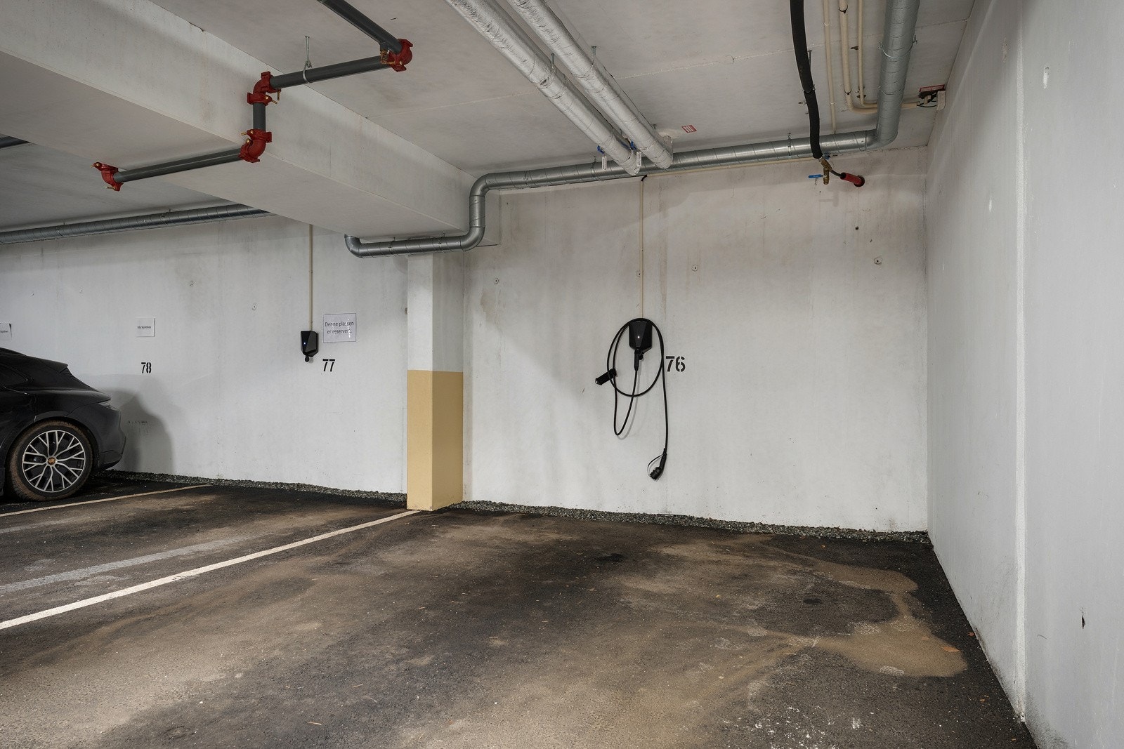 Garasjeplass 76 med ekstra bredde, denne følger leiligheten. Galleribilde