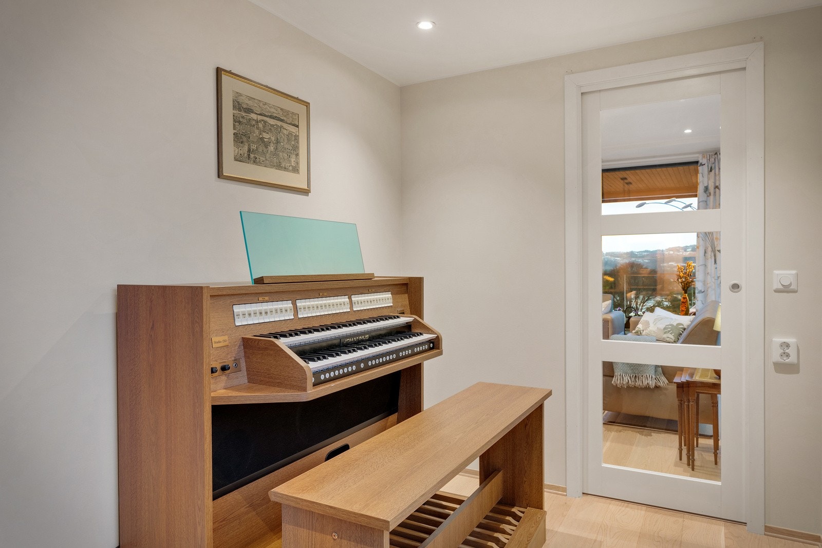 Soverom 2. Her er glasskyvedør ut til stuen, slik at dette kan brukes som gjesterom og samtidig en forlengelse av stuen. Galleribilde