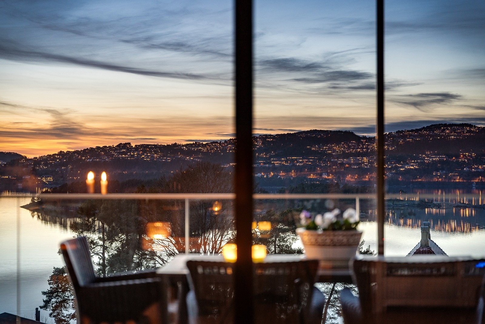 På andre siden av Nordåsen ser du lysene på Kyrkjetangen og Bønes som speiler seg i vannet. Galleribilde