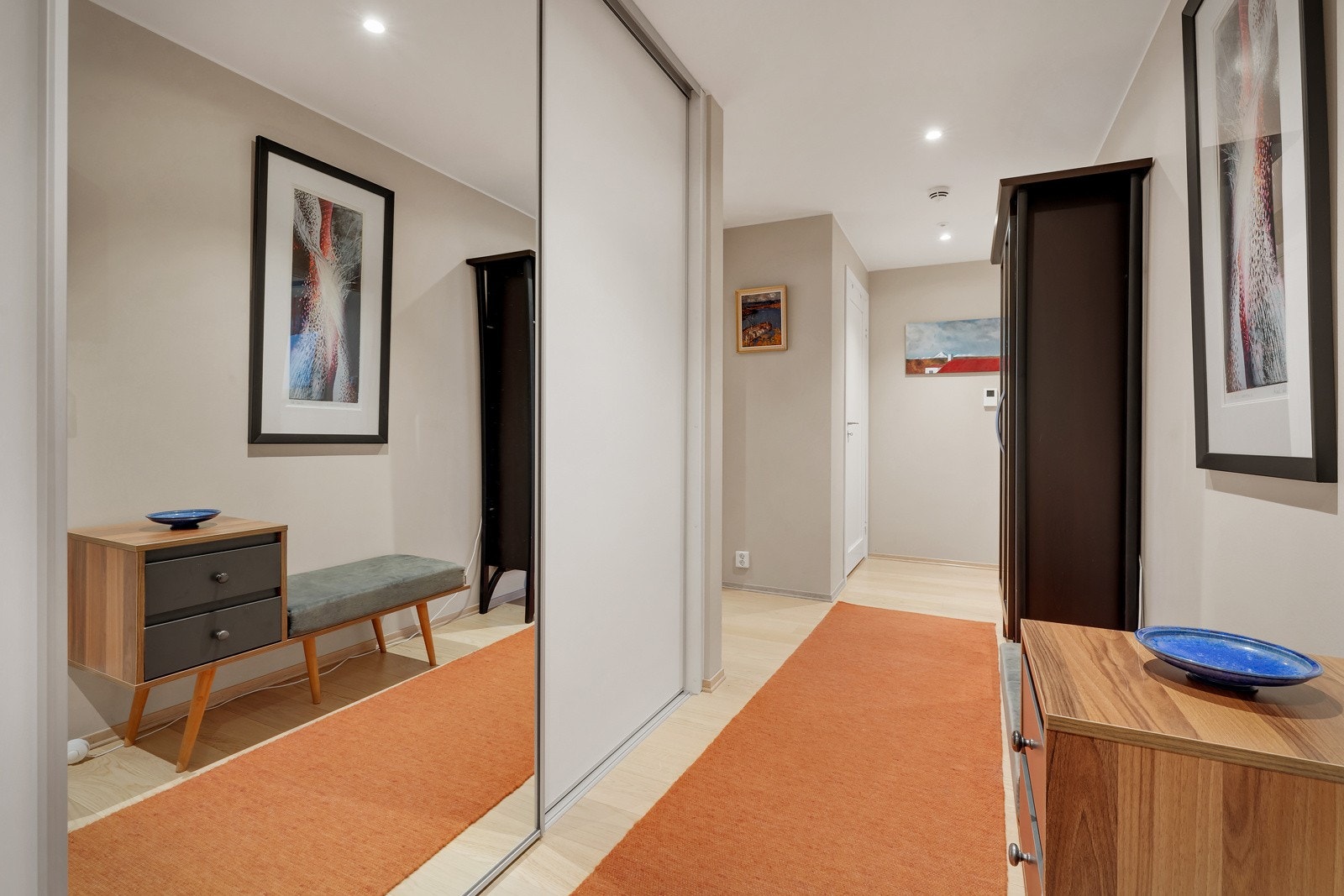 Entré med vannbåren gulvvarme og stor skyvedørsgarderobe. Galleribilde