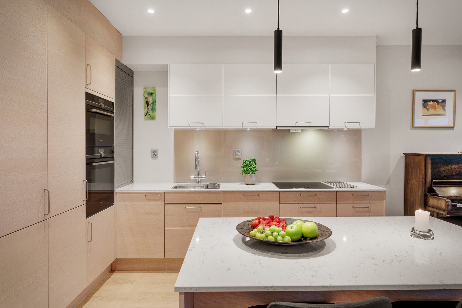 Integrert fullstørrelse kjøl og frys, samt ekstra kjøleskuff i kjøkkenøyen. Galleribilde