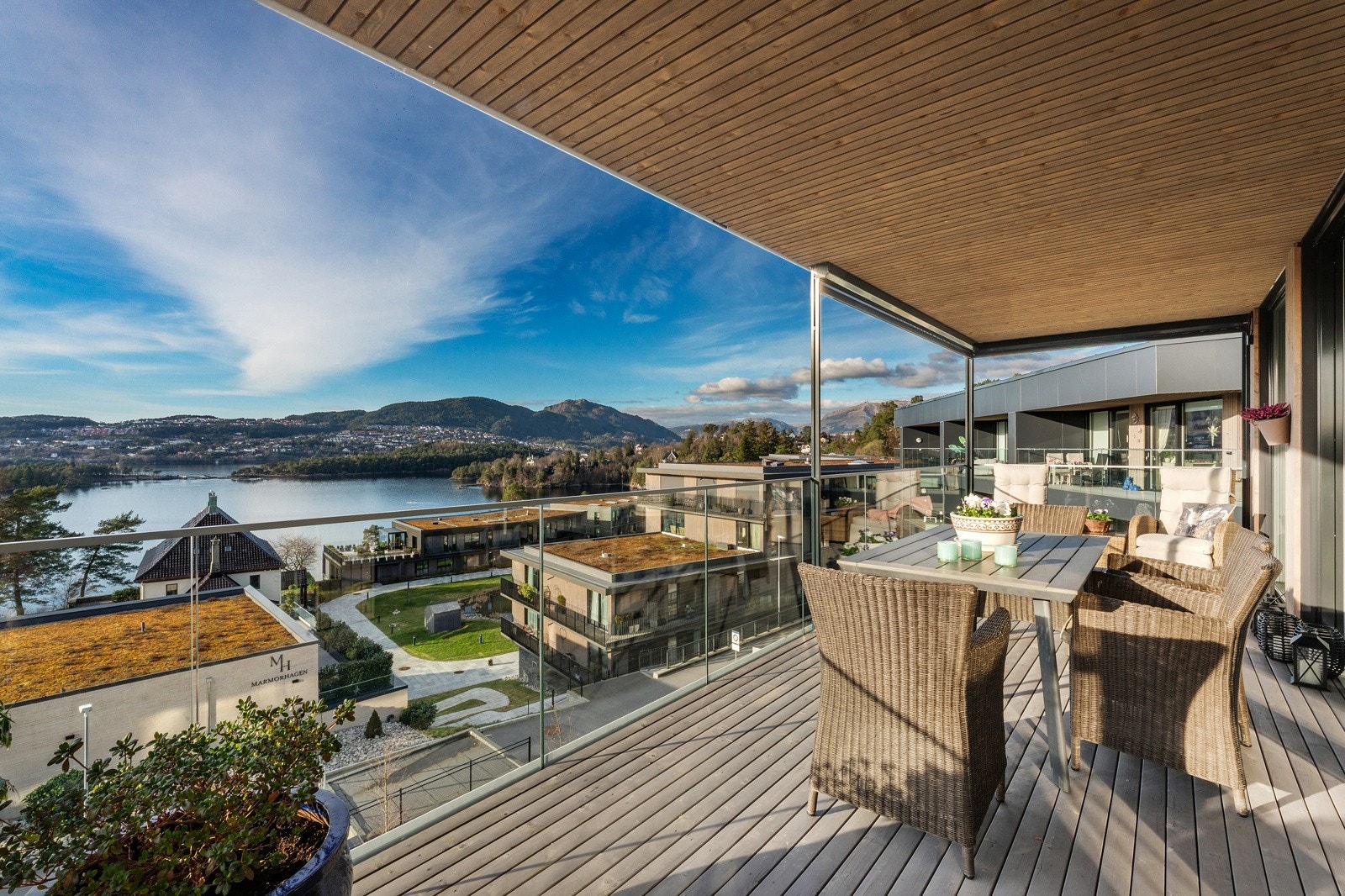 Elektriske screens skjermer det nordlige hjørnet av altanen. Galleribilde