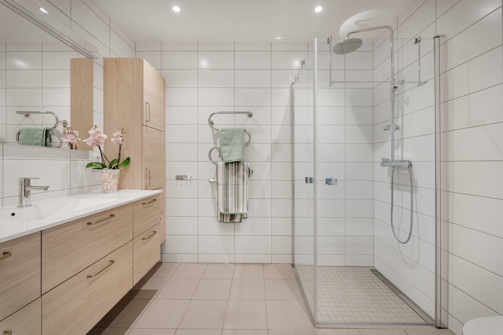 Romslig og velutstyrt, blant annet med elektrisk håbdkletørker. Galleribilde