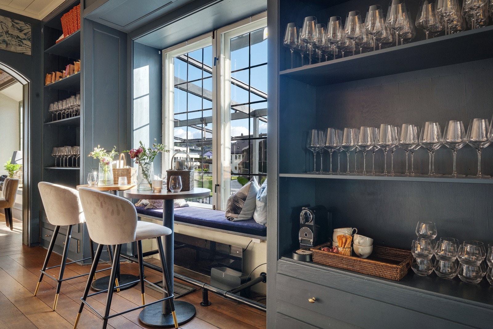 På Restaurant Konow kan du bare stikke innom for en kopp kaffe, eller du kan ta en helaften med middag og god drikke. Galleribilde