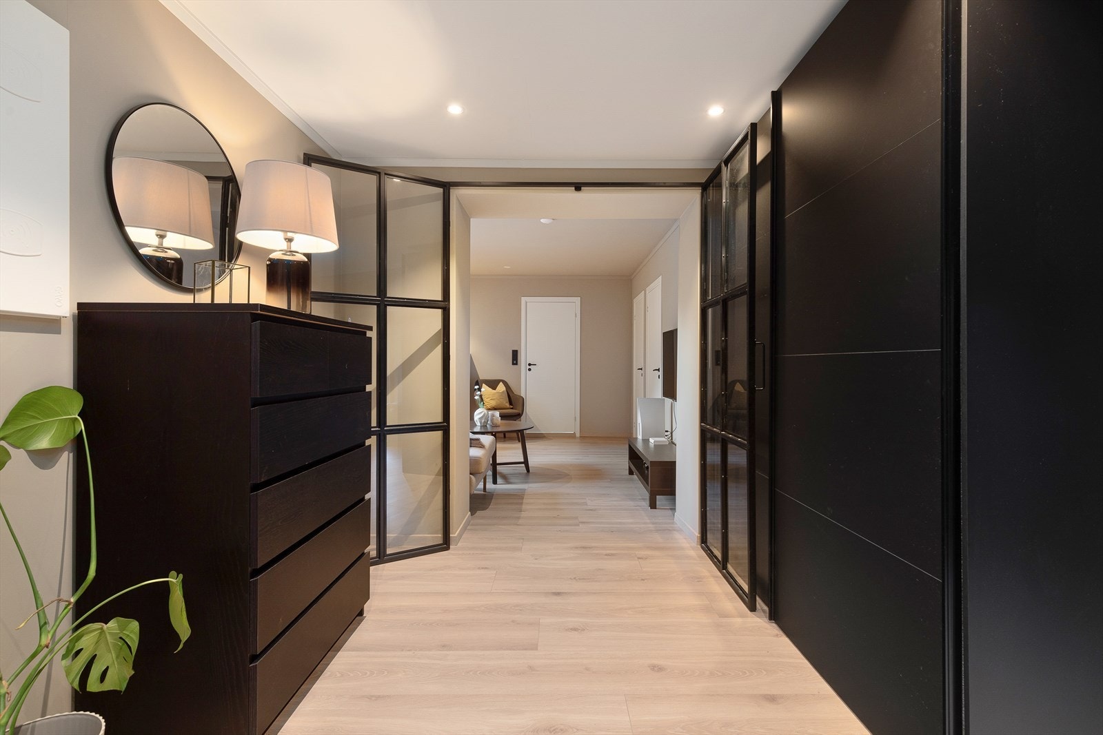 I gangen har ein tilkomst til påbygd del, med smijernsdører som fint skil romma. Galleribilde