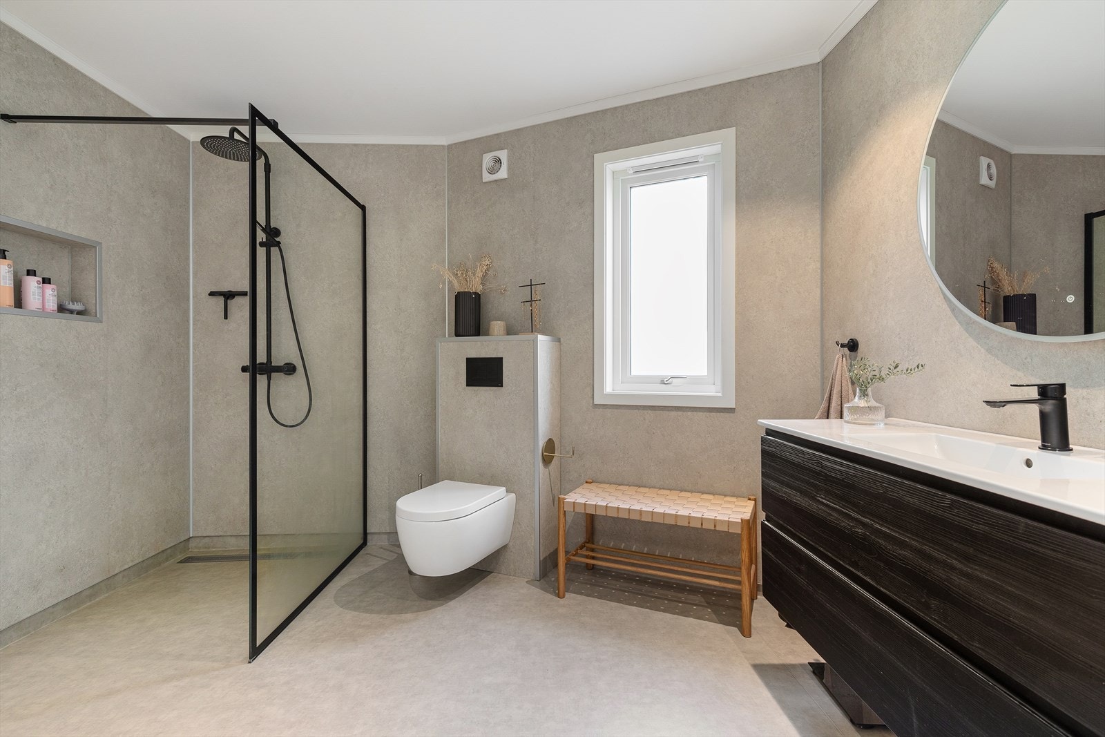 Hovudbadet er svært romsleg og har baderomsplater på veggar, våtromsbelegg på golv og malte Premium Ceilingplater i himling. Galleribilde