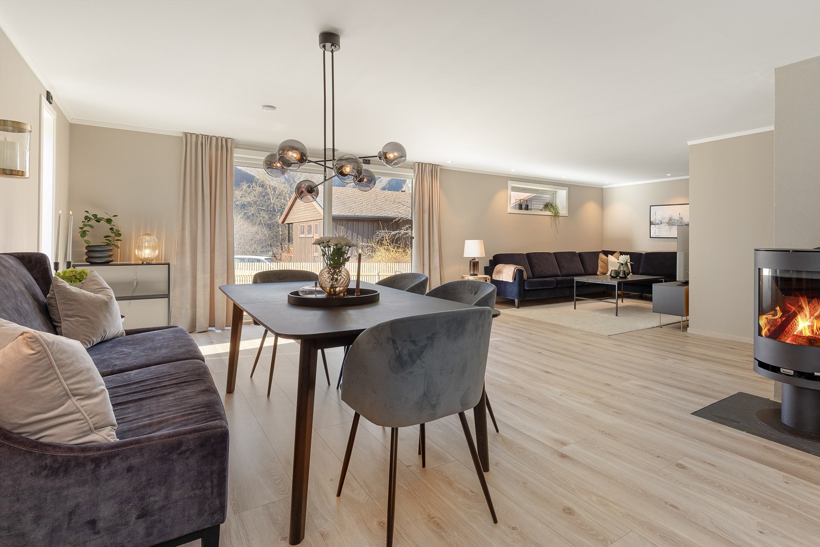 Frå stova er det også utgang til stor terrasse på totalt 35 kvm. Frå denne er det tilkomst til grøntareal. Galleribilde