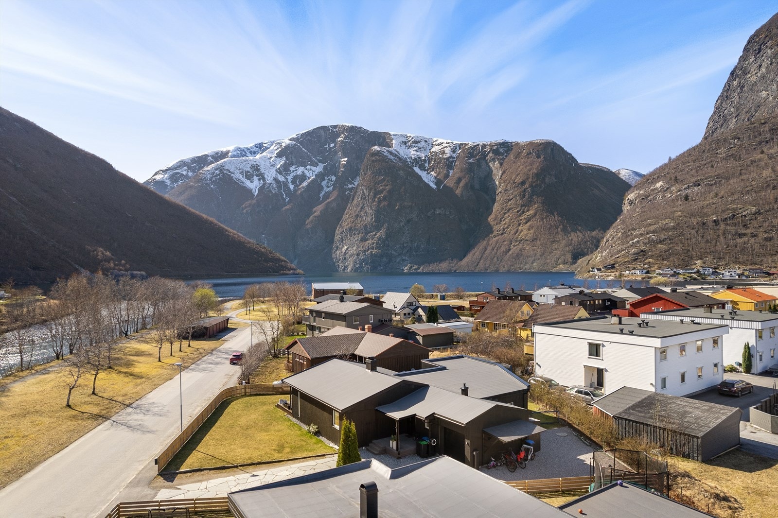 Eigedomen har ein attraktiv beliggenheit i eit veletablert og populært bustadområde i Strandvegen i Øvre Årdal. Galleribilde