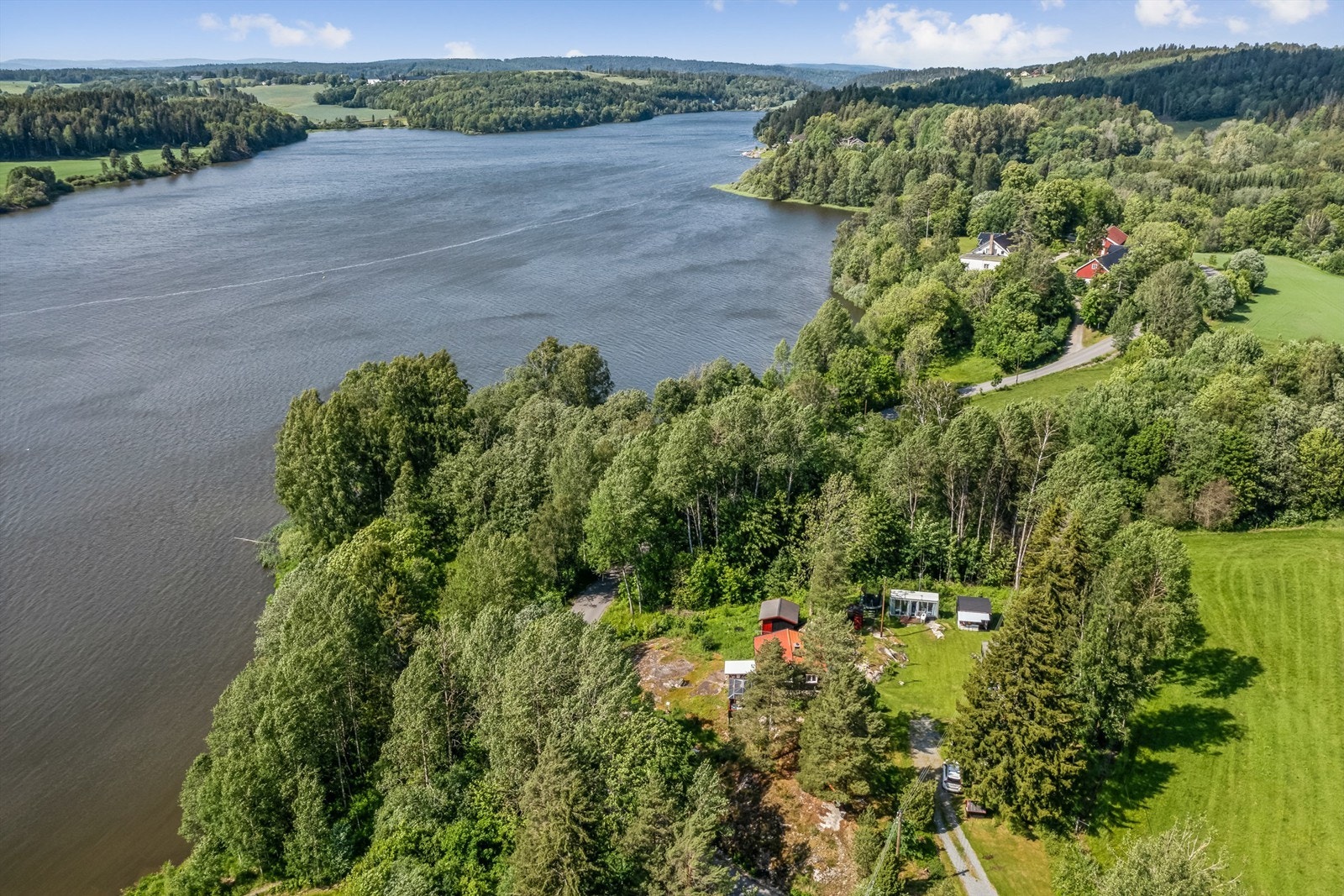 Hytteeiendom, med to hytter og flere anneks/boder. Galleribilde