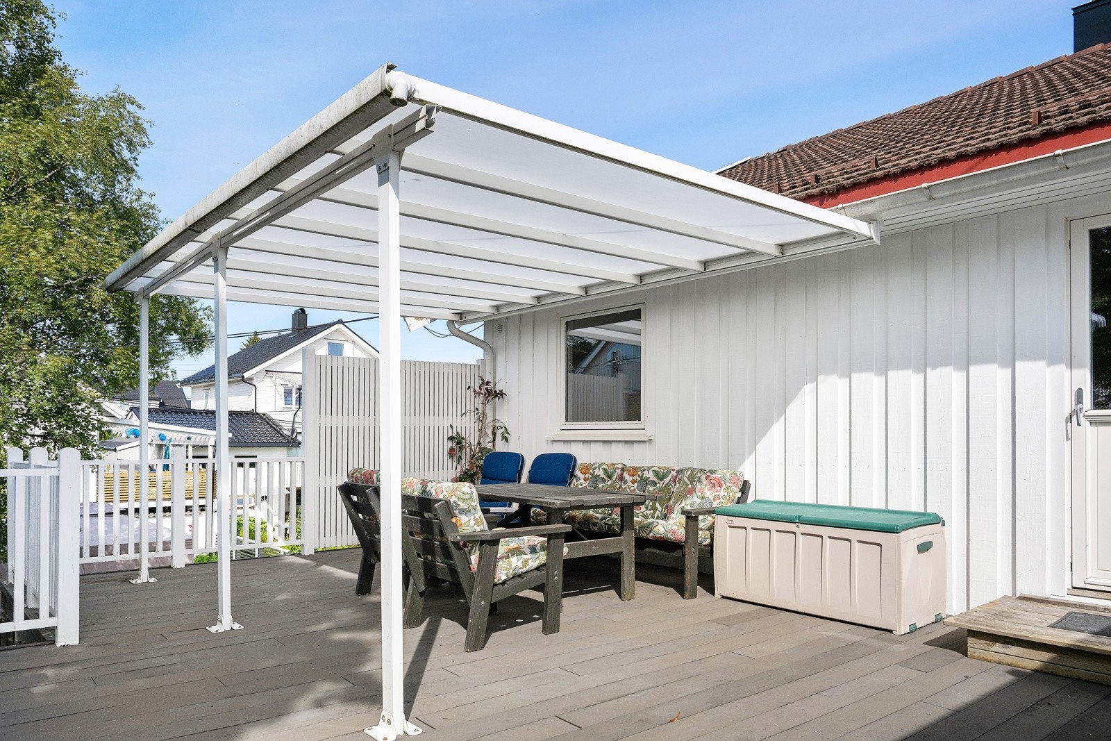 Terrassen måler 32 kvm og har adkomst fra det ene soverommet i 1. etasje. Galleribilde