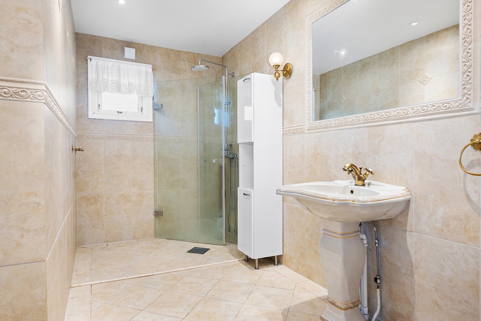 Begge badene i denne etasjen har behov for oppussing. Galleribilde