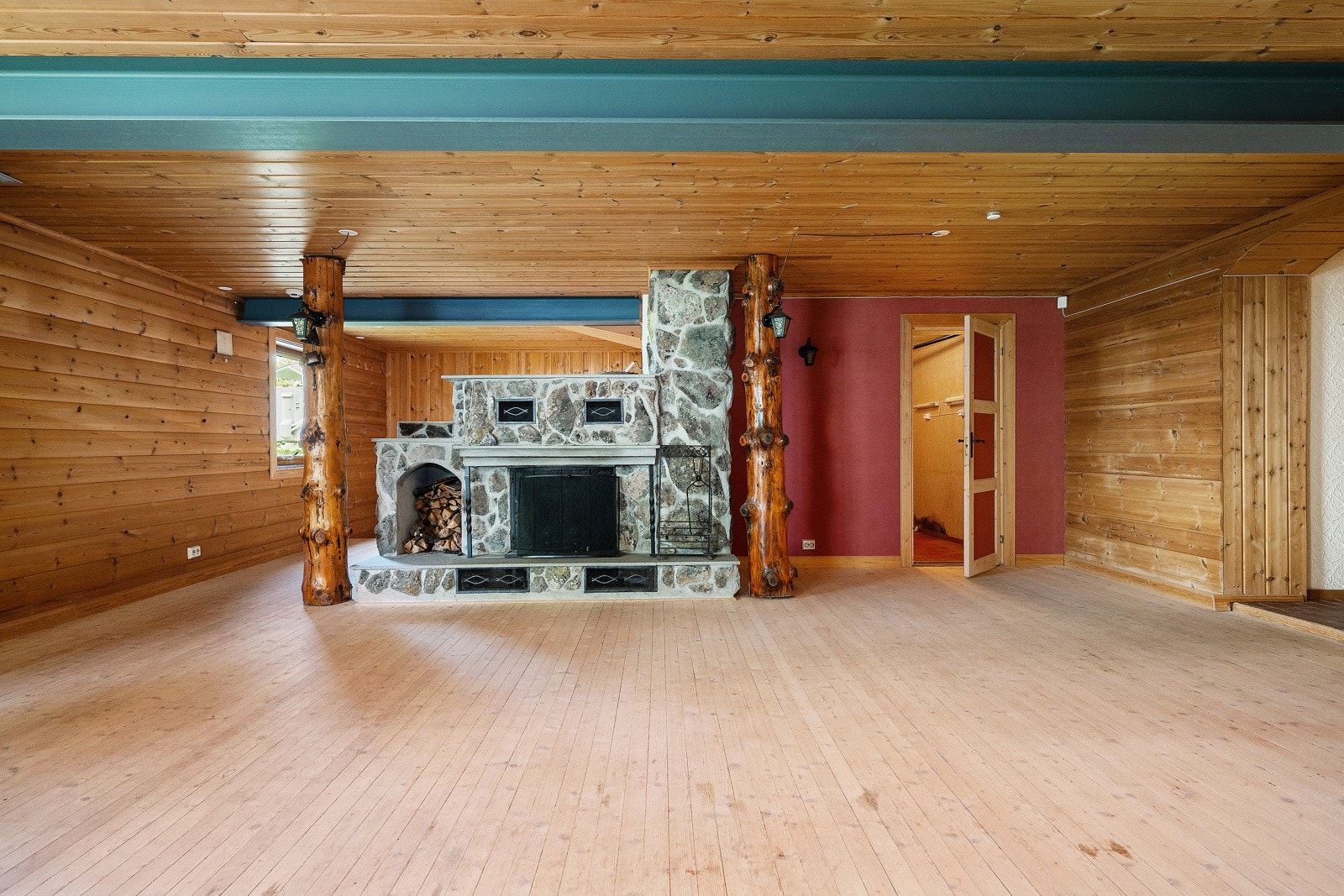 Stor kjellerstue med god plass og åpen peis. Galleribilde