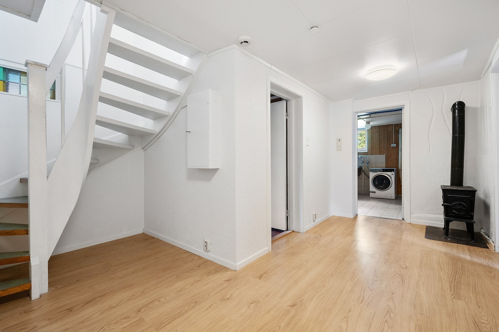 Kjeller nivå 1 består av hall m/trapp, vaskerom, wc, stue, lekerom, hobbyrom, teknisk rom og bod. Galleribilde