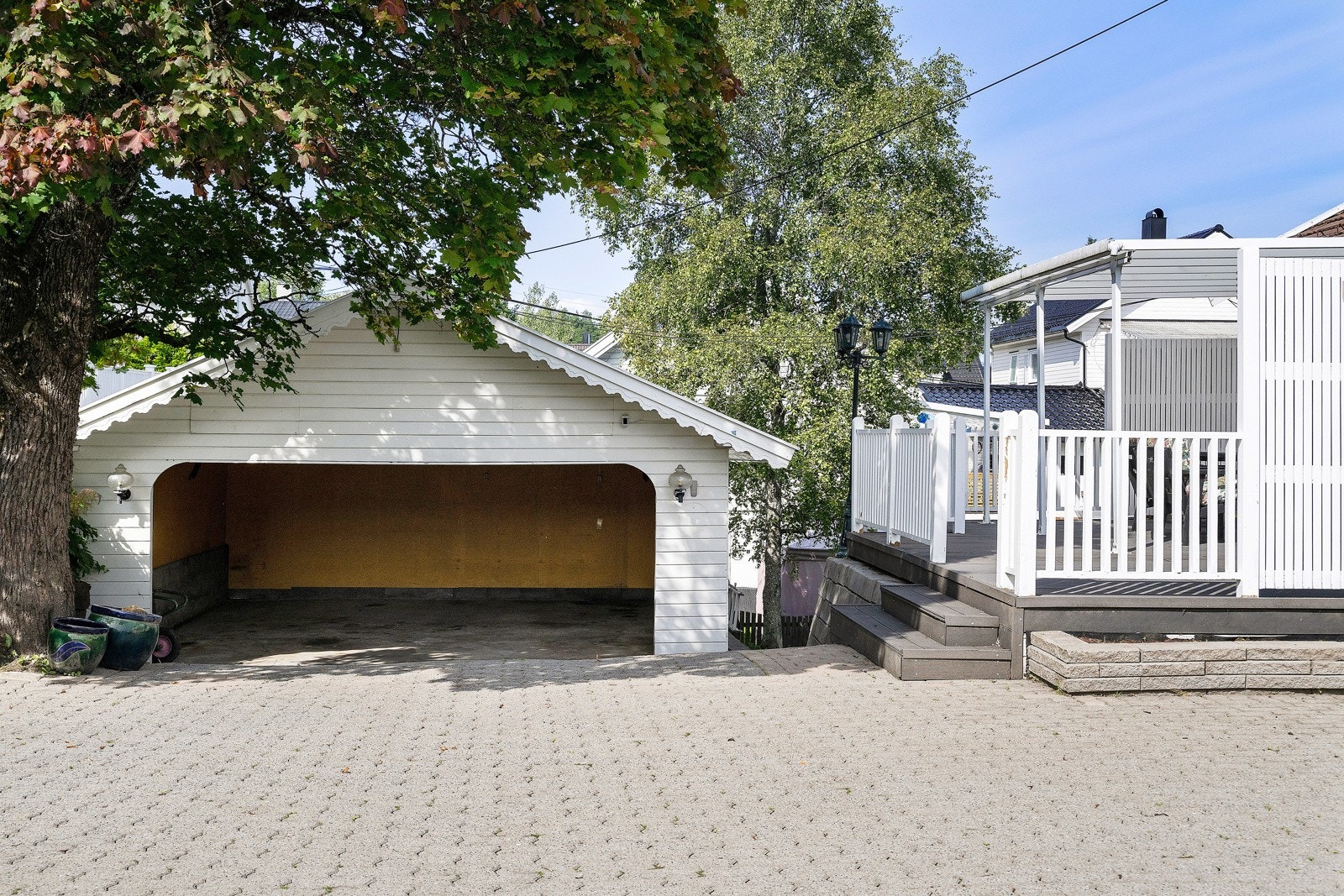 Frittliggende dobbelgarasje. El.leddport Galleribilde