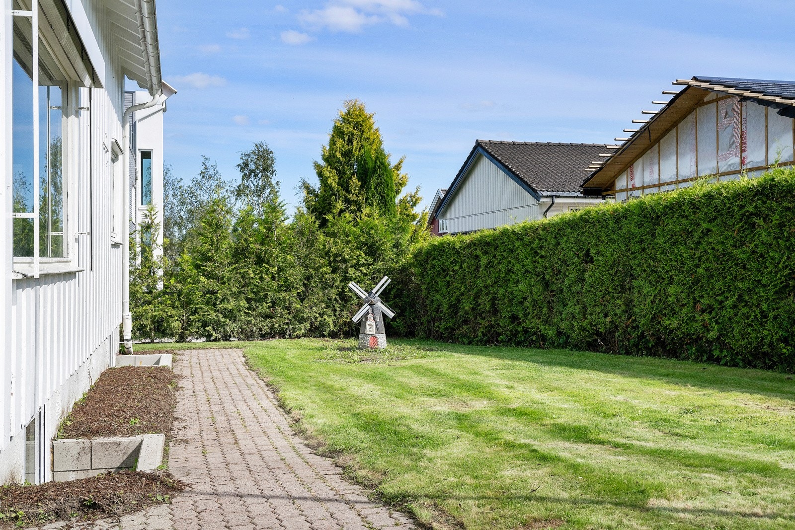 Store deler av hagen er skjermet med tett hekk. Galleribilde