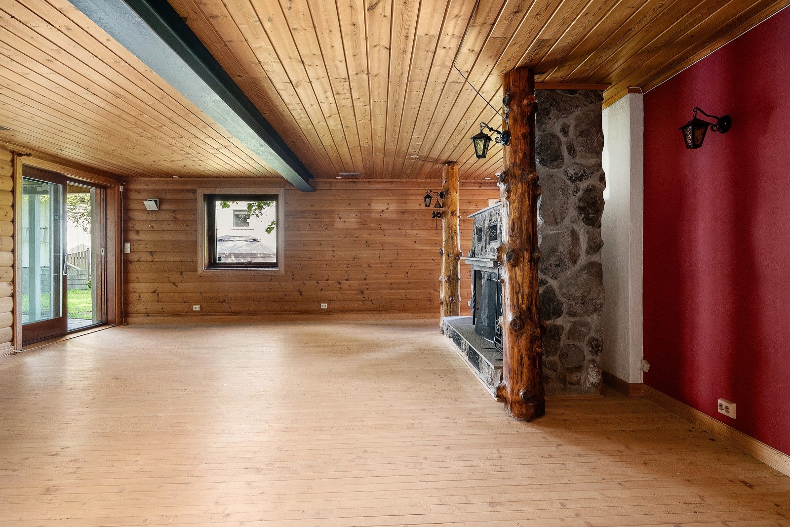 Fra stuen er det dør ut til hagen Galleribilde