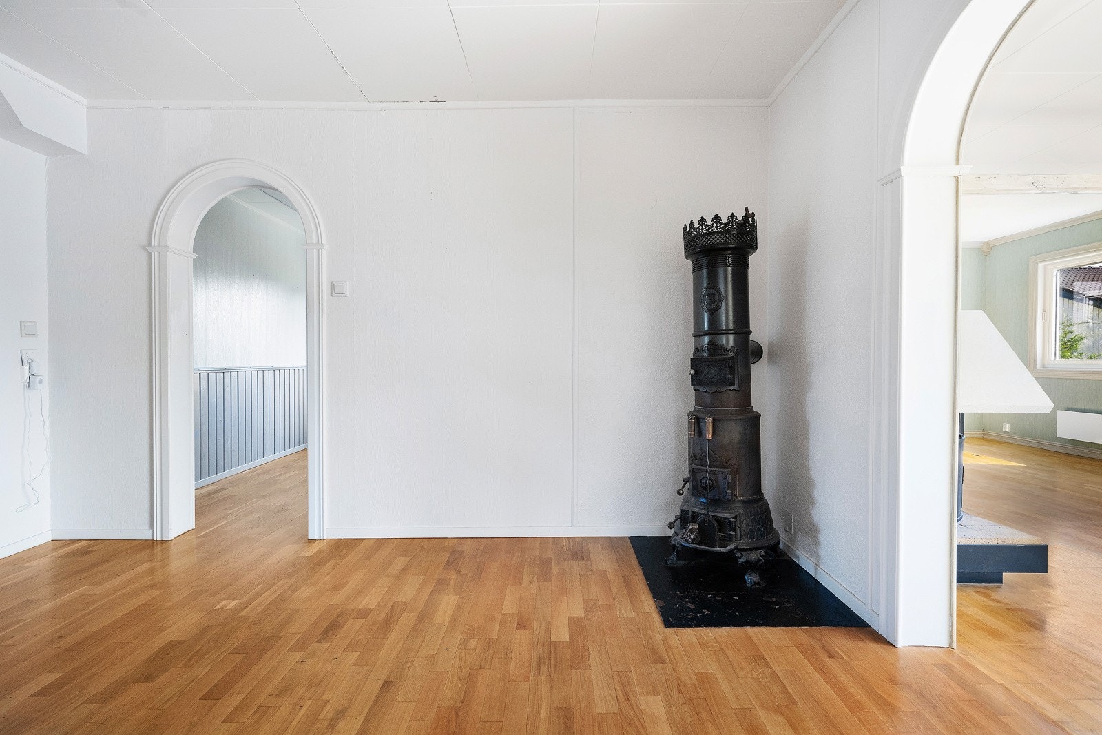 Sjarmerende peisovn i den ene hallen. Galleribilde