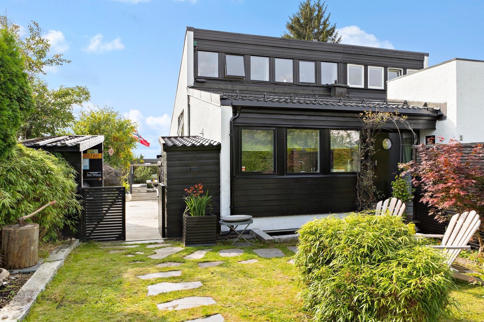 Usjenert og solrik hagedel ved inngangspartit. Galleribilde