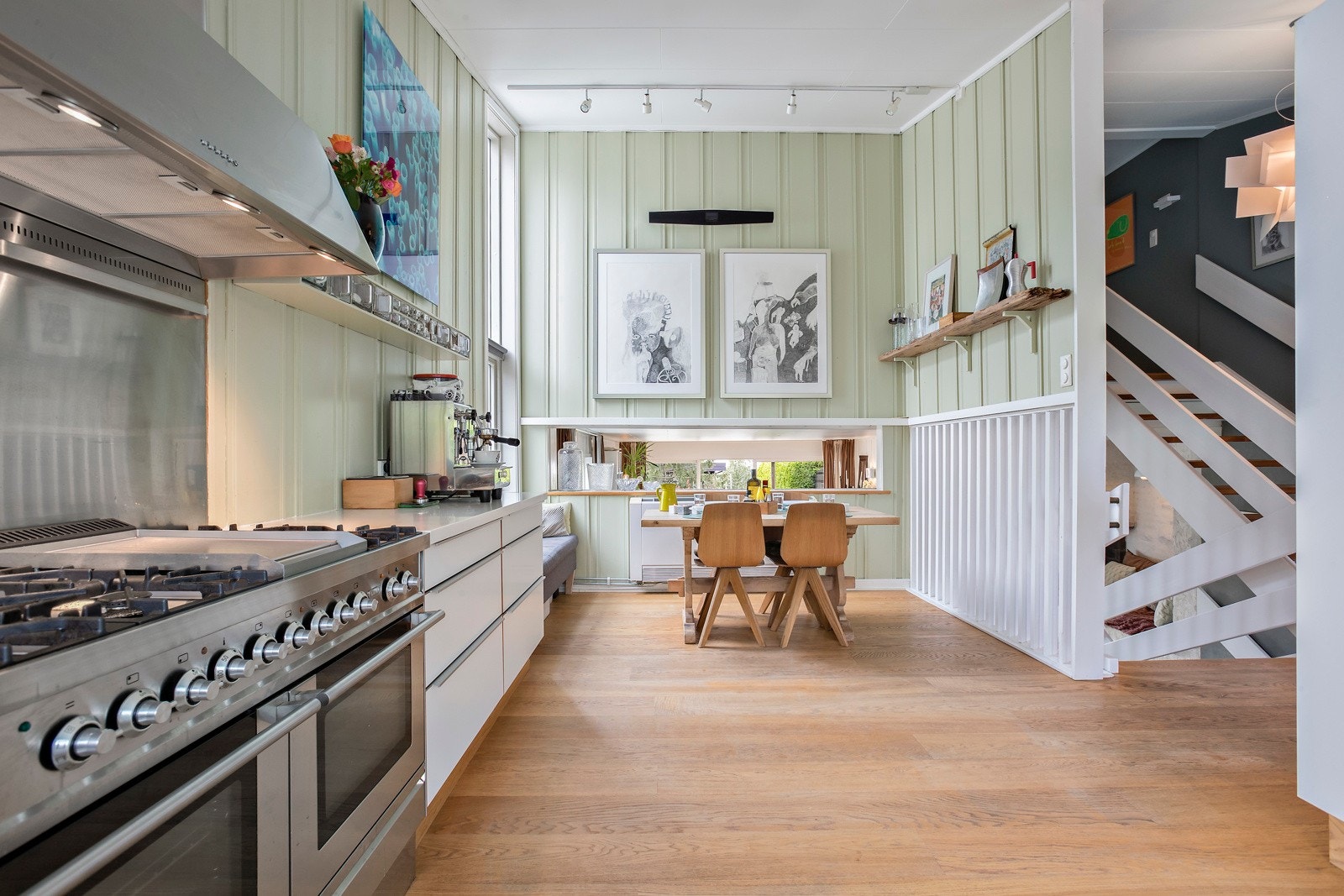 Lyst og luftig med god takhøyde. Corian benkeplate og hvitevarer av høy kvalitet. Galleribilde