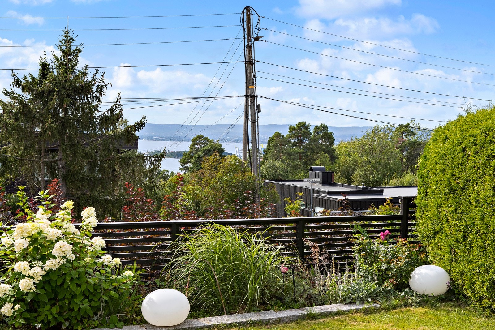 Utsikten fra terrassen nede. Vestvendt og med sol hele dagen. Galleribilde
