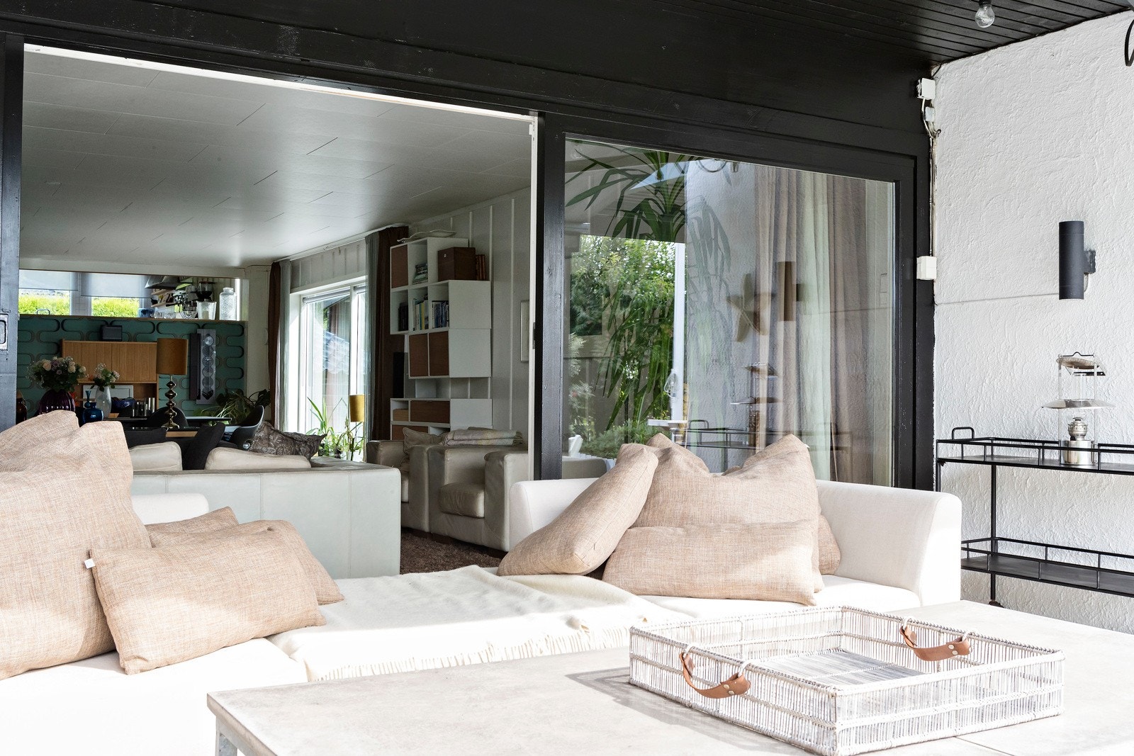 Delvis overbygget terrasse med stor markise over. Lunt og skjemret i loungen. Galleribilde