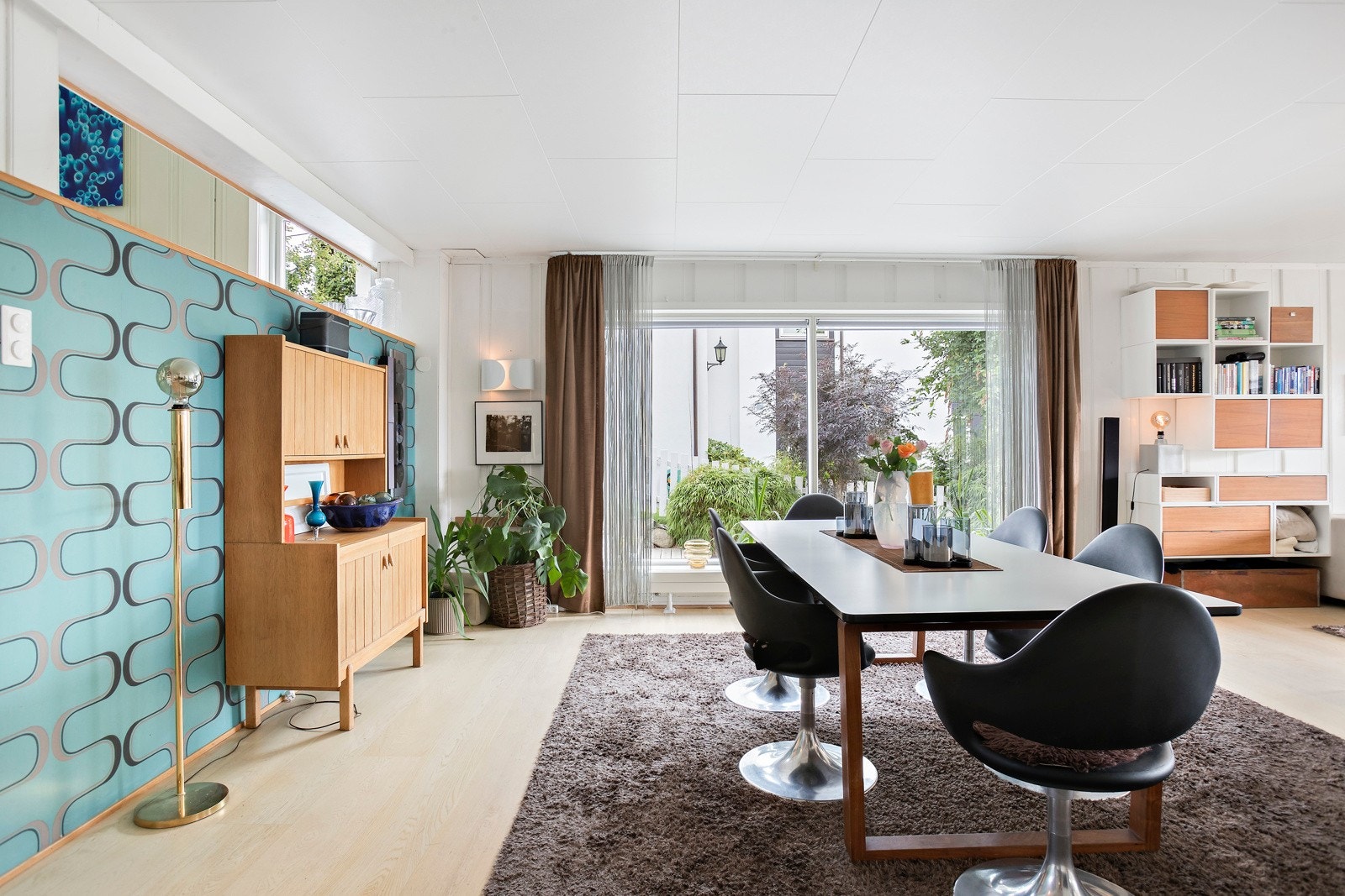 Det er god plass til å dekke langbord i stuen. Galleribilde