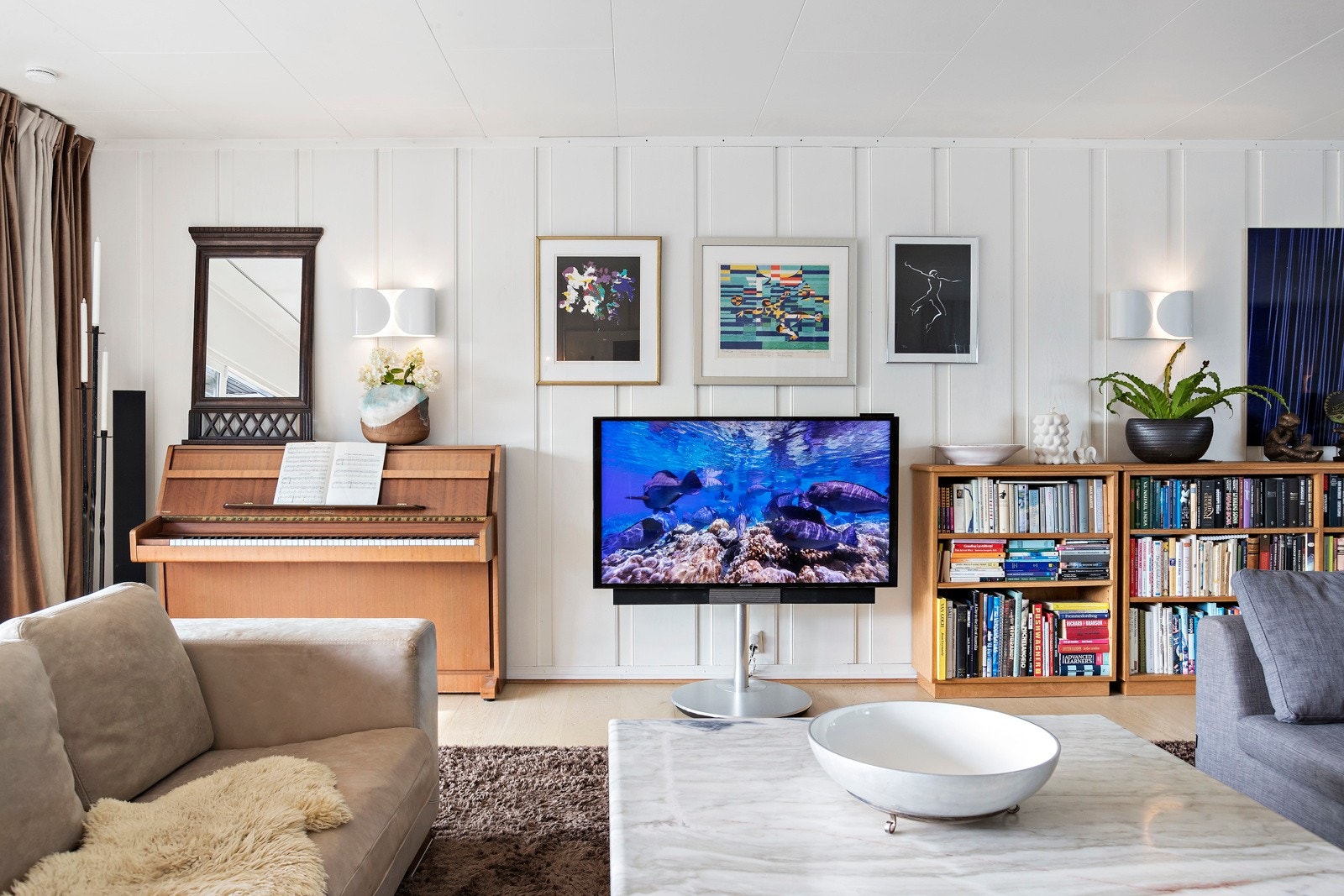 Det er integrert B&O lydanlegg i huset. App styrt eller via kontrollpanel i stuen. Galleribilde