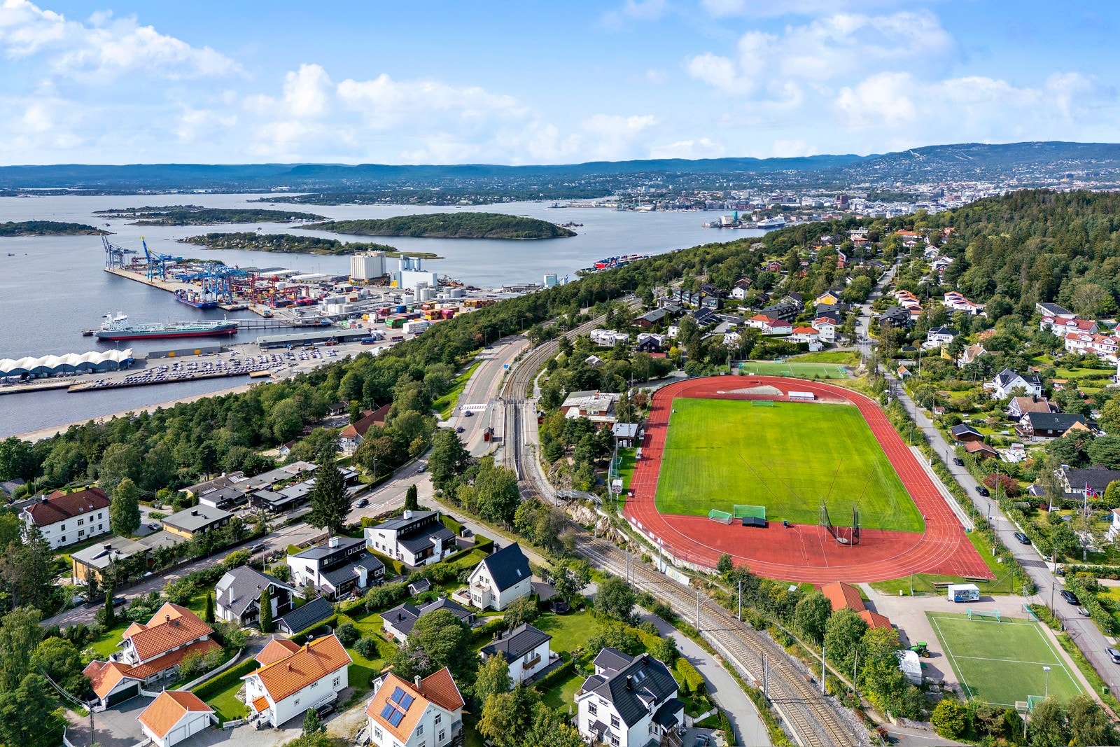 Fra boligen er det kort vei til Sportsplassen og trikken. Eller om en tar sykkelen ned til Bekkelagsbadet. Galleribilde