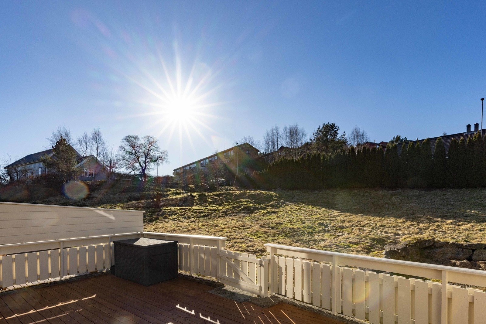 En drøm av en terrasse, stor og solrik. Galleribilde