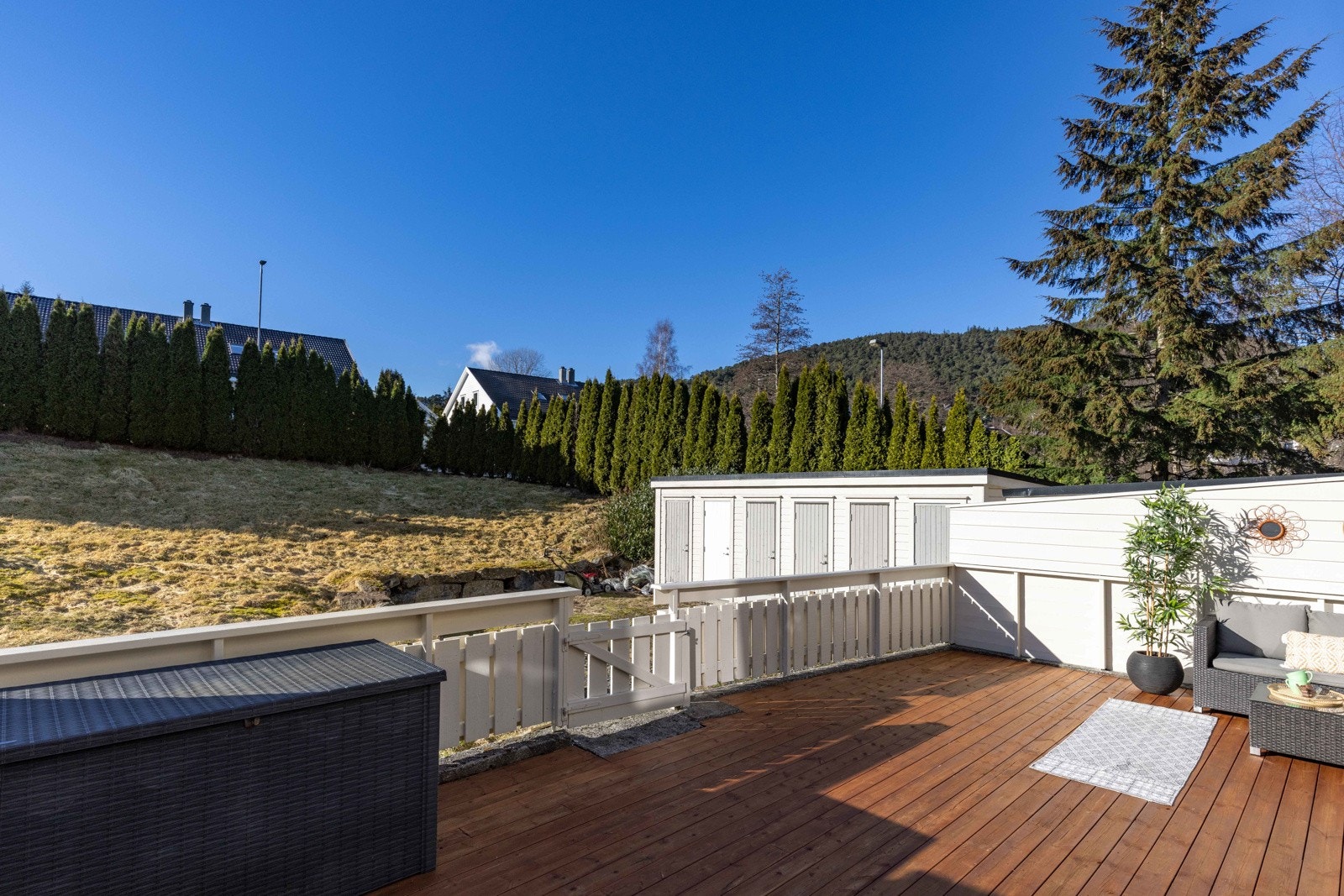 Solrik, vestvendt terrasse får du med på kjøpet! Galleribilde