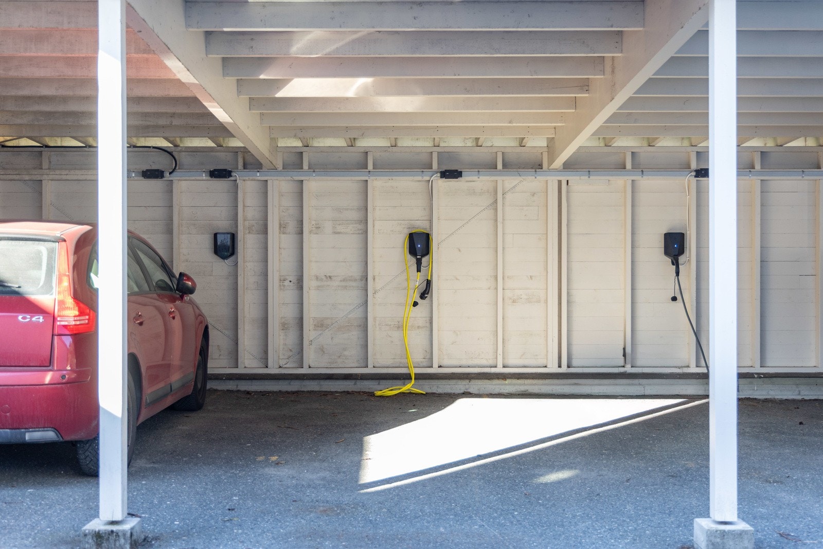 Fast parkeringsplass i felles carport ca. 10 m. fra inngangspartiet. Utstyrt med el-billader. Galleribilde