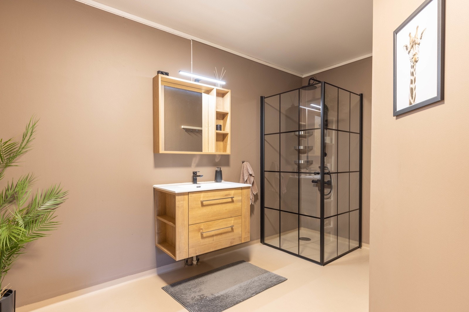 Badet er svært romslig, med et moderne uttrykk. Fin kombinasjon av farger og interiørdetaljer. Galleribilde