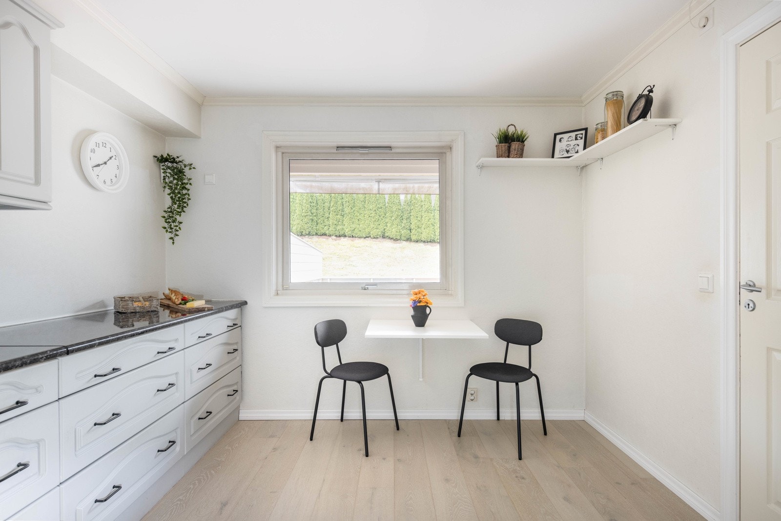 Hverdags frokost og middag mellom skole og fritidsaktiviteter kan nytes her. Det er god plass til et større bord enn det er i dag. Galleribilde