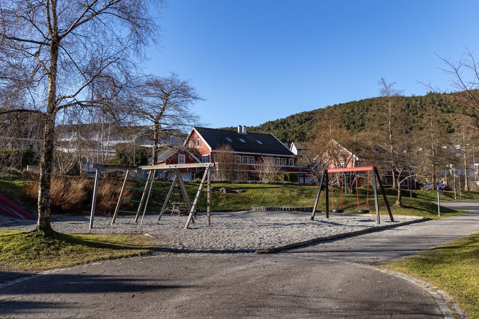 Nærmeste lekeplass er å finne på grøntområdet rett bak den felles carport`n. Galleribilde