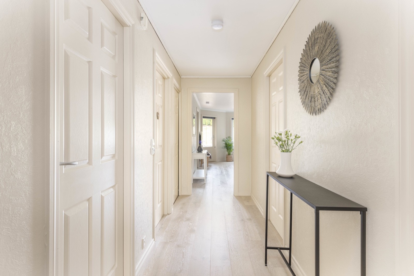 Fra entreen er komme man videre inn i en gang med adkomst til soverommene, badet, vaskerommet og deretter videre inn til stue, kjøkken og utgang til terrassen. Galleribilde