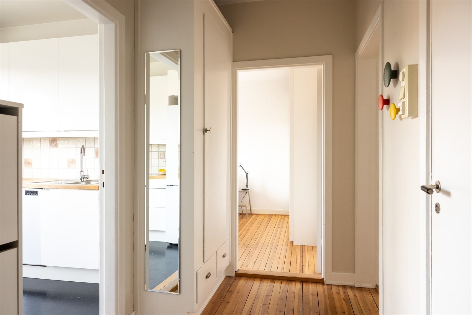 - En lys og innbydende entré som gir et godt førsteinntrykk av leiligheten - Galleribilde