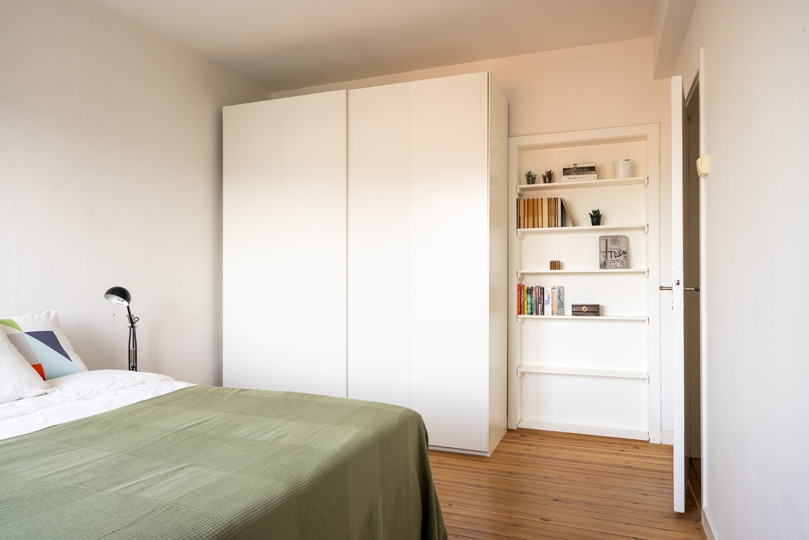 - Godt med oppbevaringsplass i skyvedørsgarderobe - Galleribilde