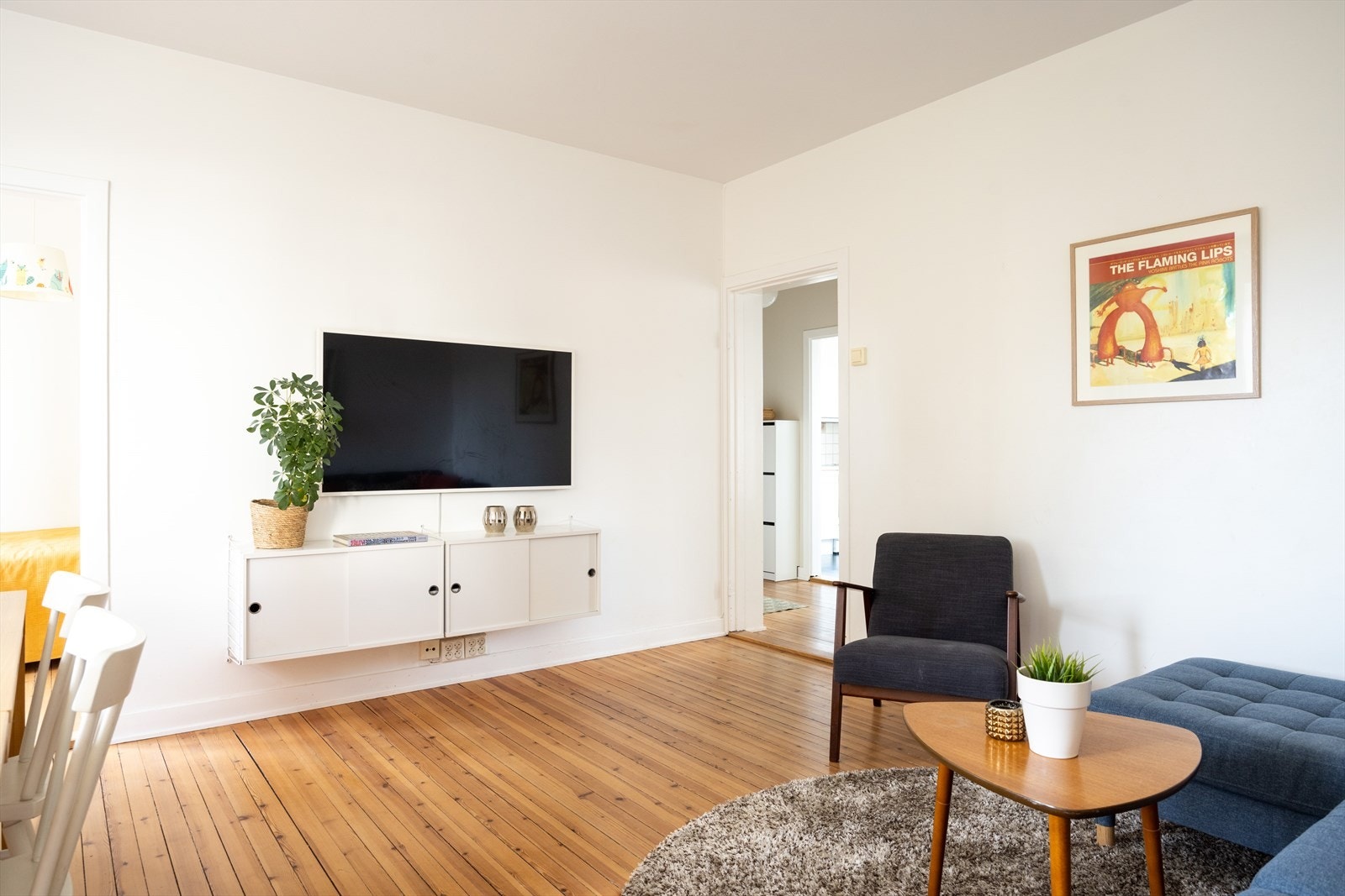 - I stuen er det god plass til sofaseksjon med tilhørende møblement, TV-benk og spisebord - Galleribilde