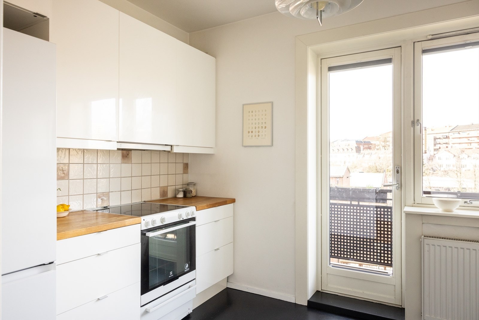 - Kjøkkeninnredning med glatte fronter og heltre benkeplate med nedfelt vaskekum. Opplegg for oppvaskmaskin. Kullfilterventilator over kokeplass - Galleribilde