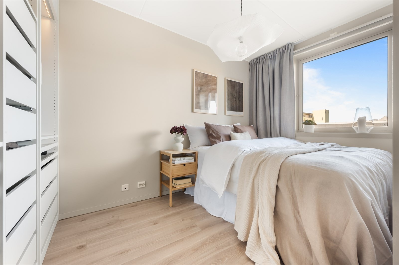 Leiligheten har et romslig og innbydende soverom med god plass til dobbeltseng og nattbord. Galleribilde