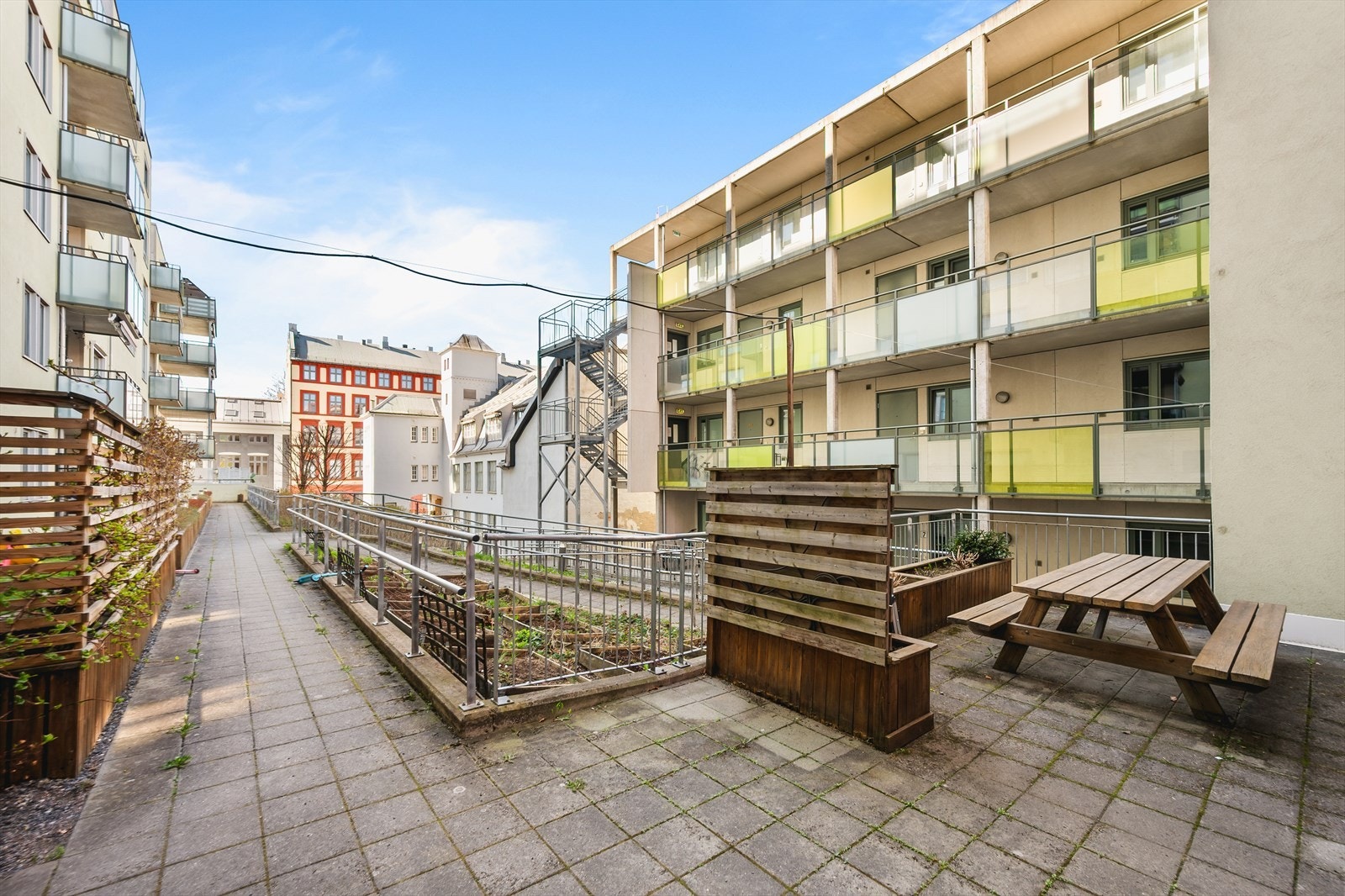 Veldrevet borettslag med flotte fellesarealer. Uteplassen har sittegruppe, internveier og beplantning. Galleribilde