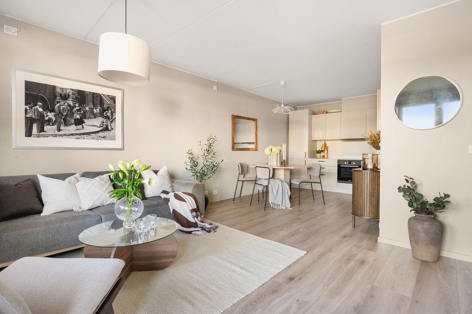 Ved kjøkkenet er det god plass til spisebord. Galleribilde