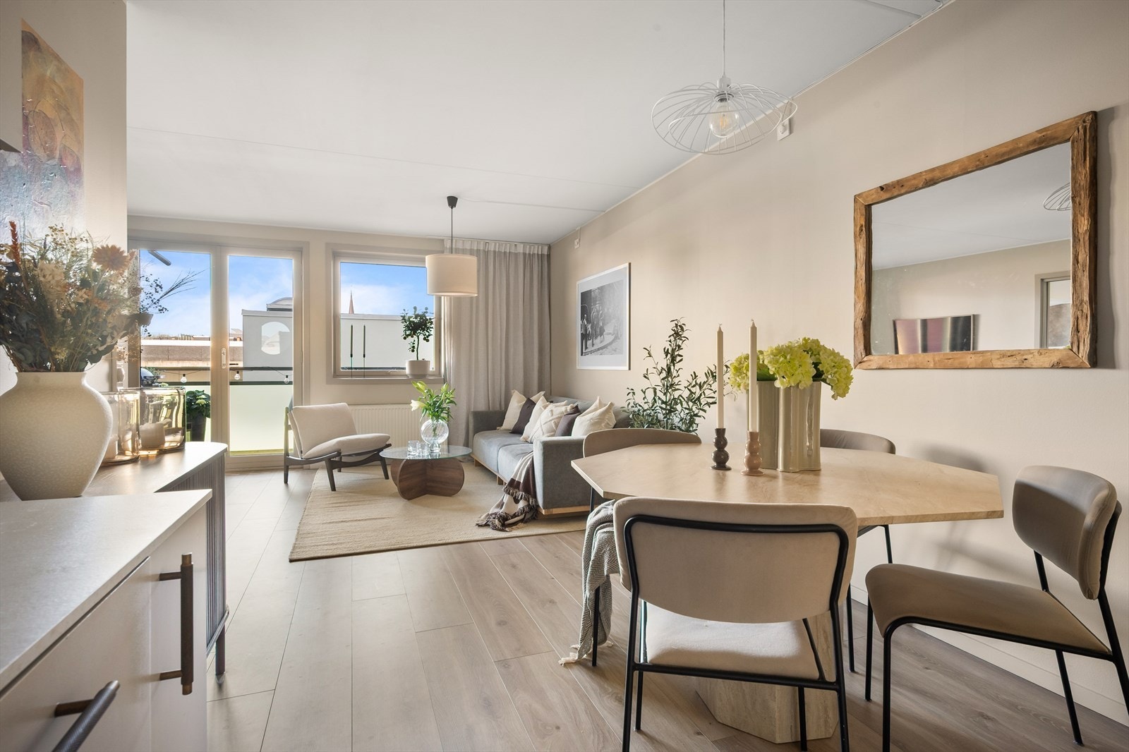 Her har du en stilsikker og delikat leilighet med overflater pusset opp i 2023. Galleribilde