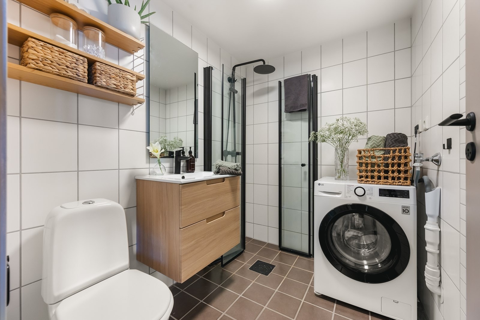 Flislagt bad med opplegg for vaskemaskin. Det er ny innredning og garnityr fra 2023. Galleribilde