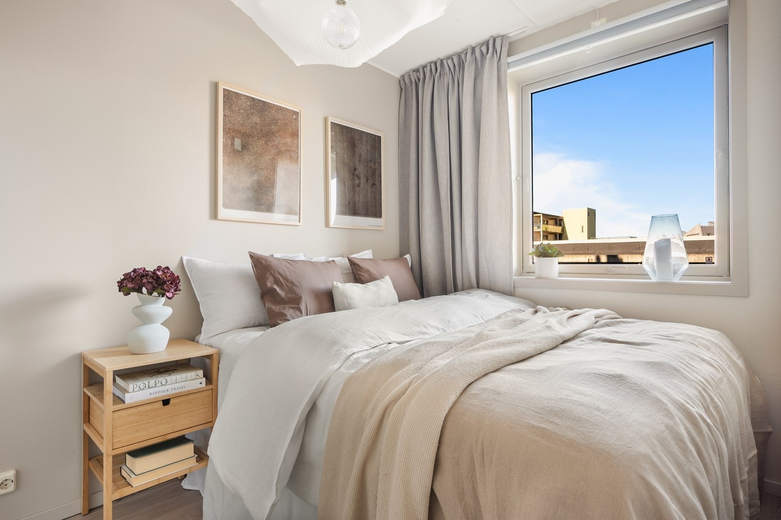 Soverommet har stort vindu som sikrer godt med lys og luft. Rommet vender mot rolig gårdsrom. Galleribilde