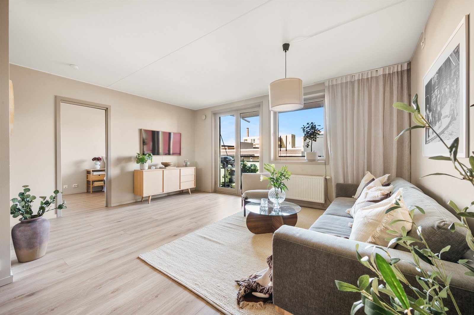 Store vindusflater og balkongdør sikrer godt innslipp av naturlig lys. Høy, fritt og usjenert i 4. etasje. Galleribilde