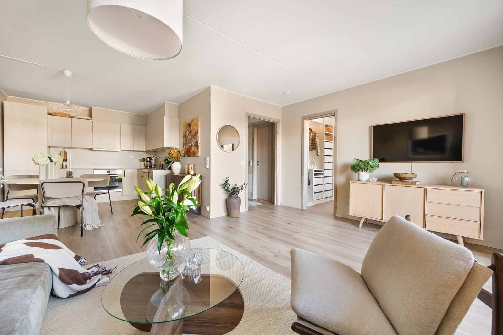 I stuen er det plass til stor sofagruppe med tilhørende sofabord og tv-møblement. Galleribilde