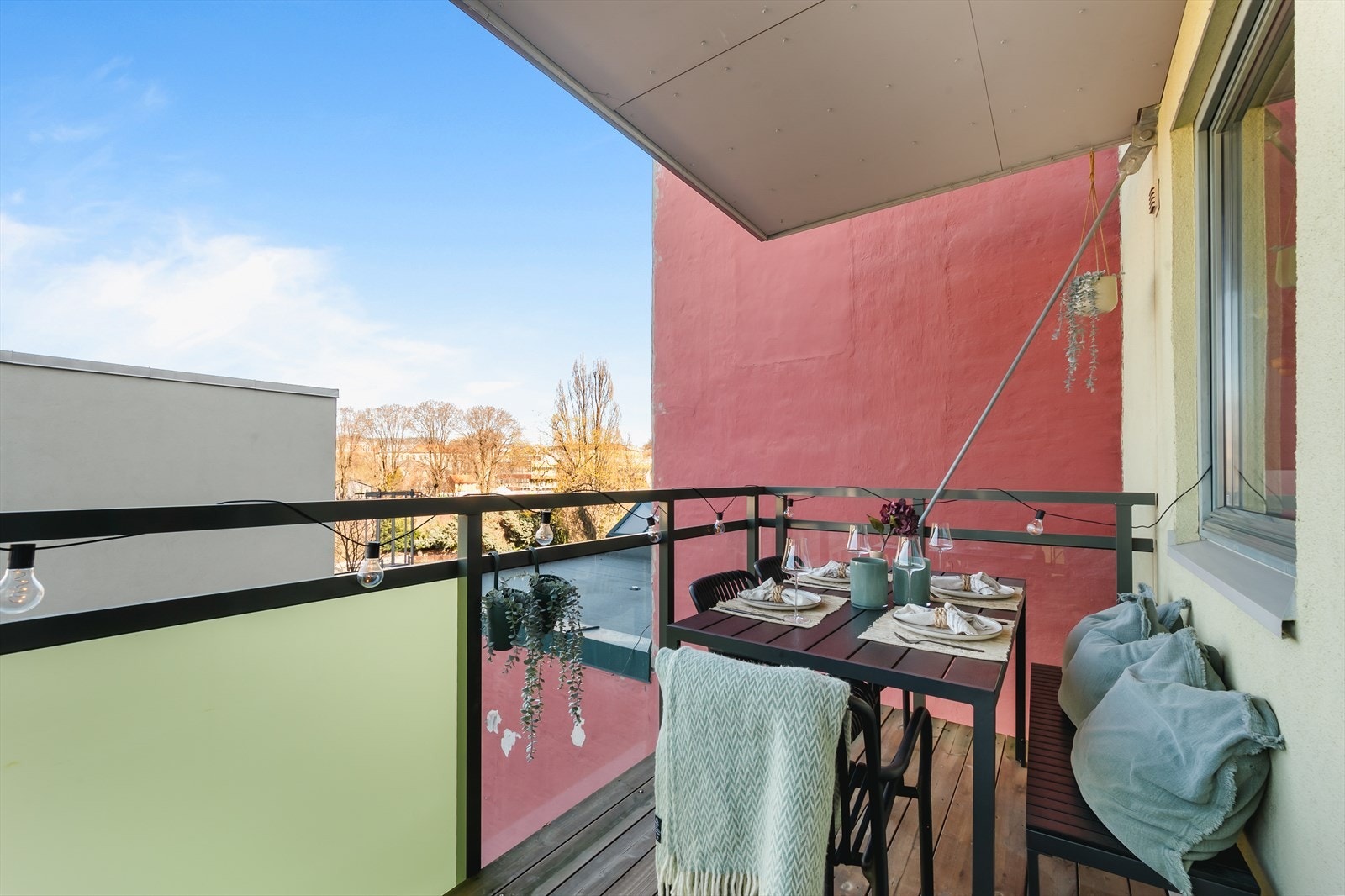 Fra stuen er det utgang til en nordvestvendt balkong på ca. 7 kvm. Galleribilde