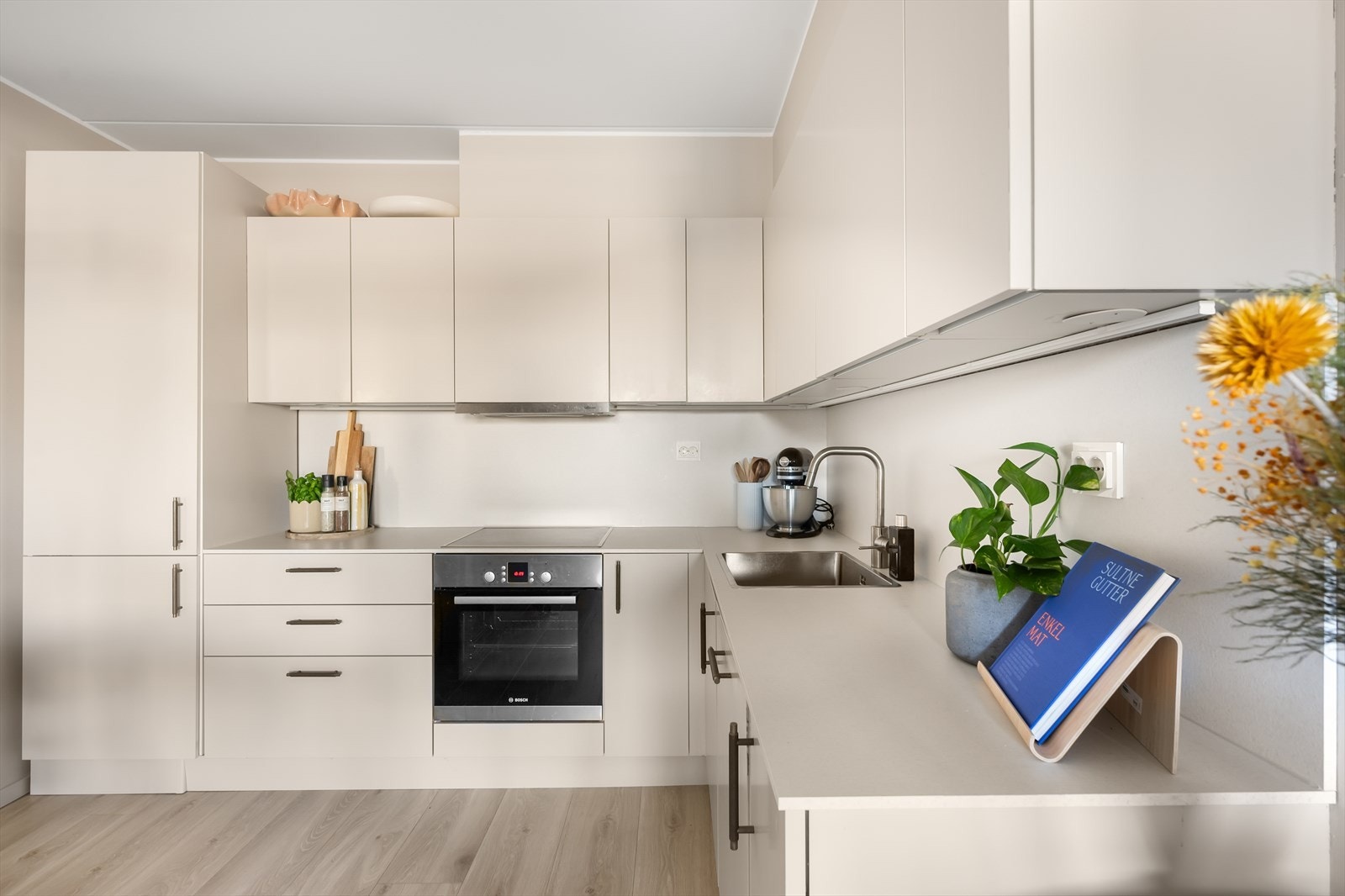 Hvitevarene fra 2023 er integrerte, og består av platetopp, stekeovn, oppvaskmaskin og kjøl/fryseskap. Galleribilde